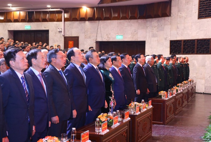 Các đại biểu tham dự Lễ kỷ niệm thực hiện nghi lễ chào cờ Các đại biểu tham dự Lễ kỷ niệm thực hiện nghi lễ chào cờ