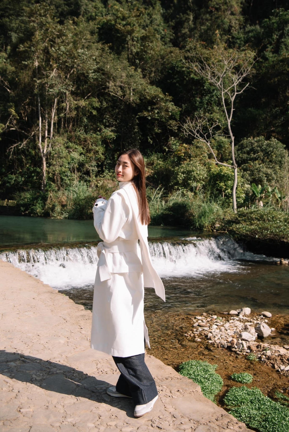 Trở về quê nhà Cao Bằng, Lương Thùy Linh lập tức có hành động nhận về bao lời ngợi khen - Ảnh 1