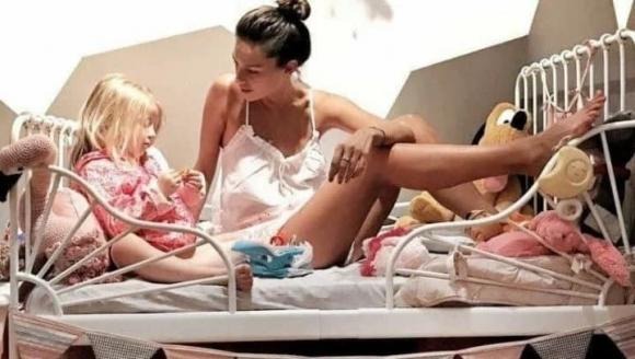 Bạn gái Song Joong Ki tiếp tục lộ loạt ảnh phơi bày quá khứ đã có con riêng - Ảnh 1