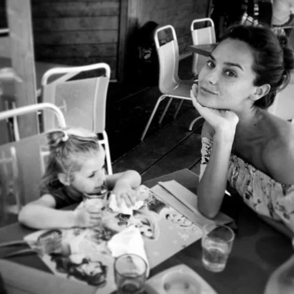 Bạn gái Song Joong Ki thường xuyên hiện diện bên cạnh 1 cô bé. Ảnh: Internet