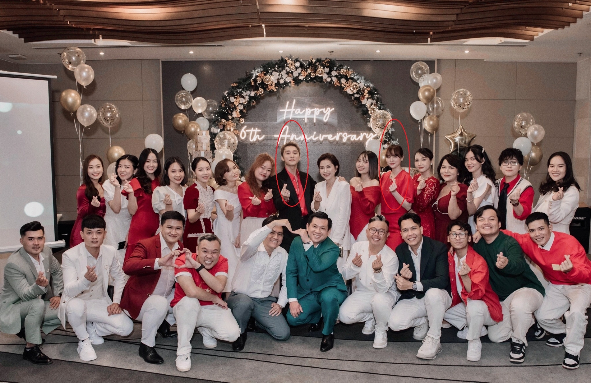 Hài Tú và Sơn Tùng đứng tách biệt nhau trong bức hình chụp chung. Ảnh: FB