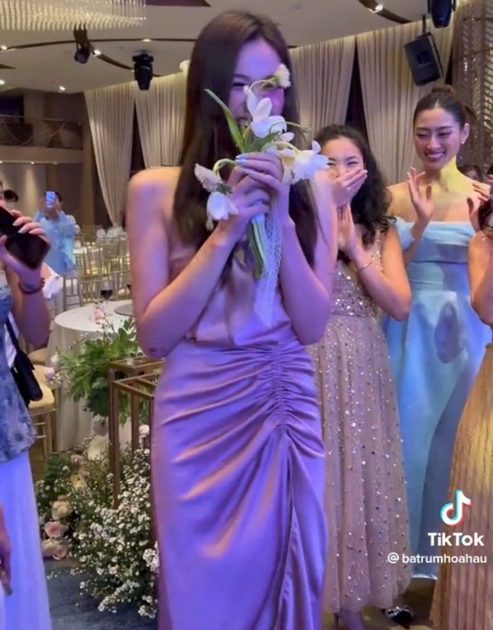 Sao Việt 31/12: Đỗ Thị Hà thành công 'xin vía' lấy chồng, Thương Tín được hưởng thụ sau hình ảnh thất thần - Ảnh 1 Sao Việt 31/12: Đỗ Thị Hà thành công 'xin vía' lấy chồng, Thương Tín được hưởng thụ sau hình ảnh thất thần - Ảnh 1