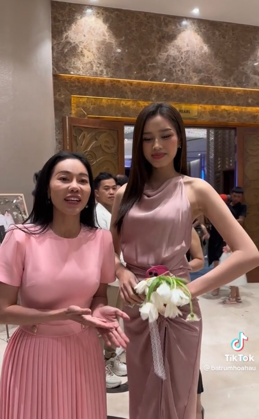 Bà trùm hoa hậu nói về việc Đỗ Thị Hà bắt được hoa cưới. Ảnh: Chụp màn hình Bà trùm hoa hậu nói về việc Đỗ Thị Hà bắt được hoa cưới. Ảnh: Chụp màn hình