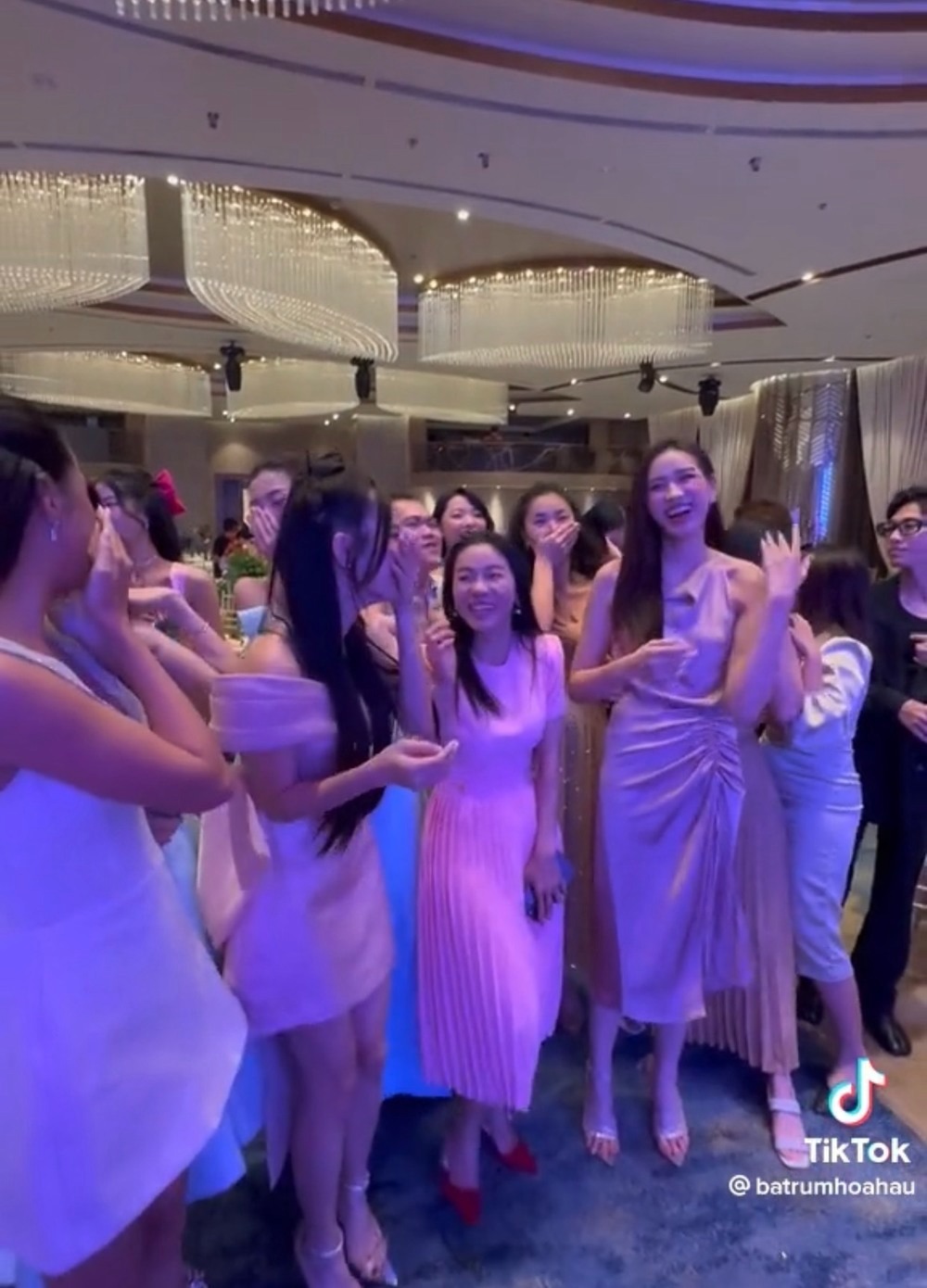 Đỗ Thị Hà vừa hết nhiệm kỳ đã bị 'bà trùm hoa hậu' tiết lộ về chuyện lấy chồng? - Ảnh 1 Đỗ Thị Hà vừa hết nhiệm kỳ đã bị 'bà trùm hoa hậu' tiết lộ về chuyện lấy chồng? - Ảnh 1