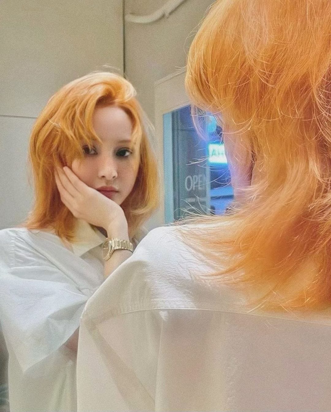 Hiền Hồ cũng từng có mái tóc cam cực 'cháy' nhưng theo một phong cách cá tính, trẻ trung. Ảnh: FBNV