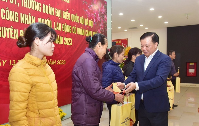 Bí thư Thành ủy Đinh Tiến Dũng tặng quà Tết các hộ gia đình có hoàn cảnh khó khăn trên địa bàn huyện Gia Lâm Bí thư Thành ủy Đinh Tiến Dũng tặng quà Tết các hộ gia đình có hoàn cảnh khó khăn trên địa bàn huyện Gia Lâm