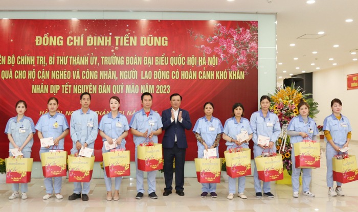 Bí thư Thành ủy Đinh Tiến Dũng tặng quà Tết công nhân Công ty TNHH Điện Stanley Việt Nam Bí thư Thành ủy Đinh Tiến Dũng tặng quà Tết công nhân Công ty TNHH Điện Stanley Việt Nam