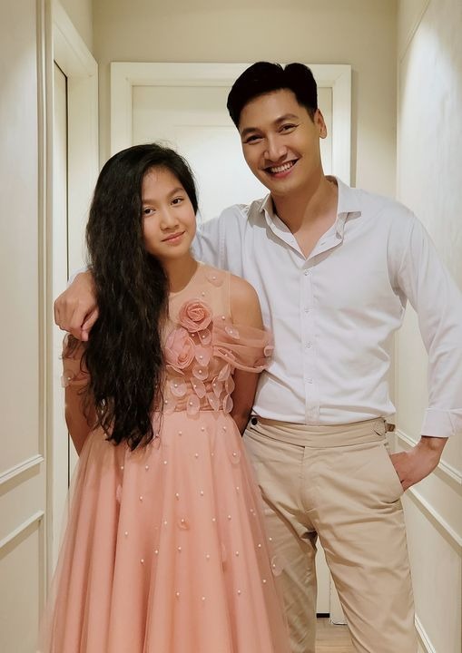 Con gái Mạnh Trường ngày một cao lớn và xinh xắn. Ảnh: FBNV