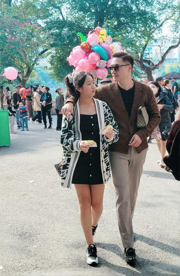 Mạnh Trường cực sành điệu đi bên cạnh cô con gái lớn. Ảnh: FBNV