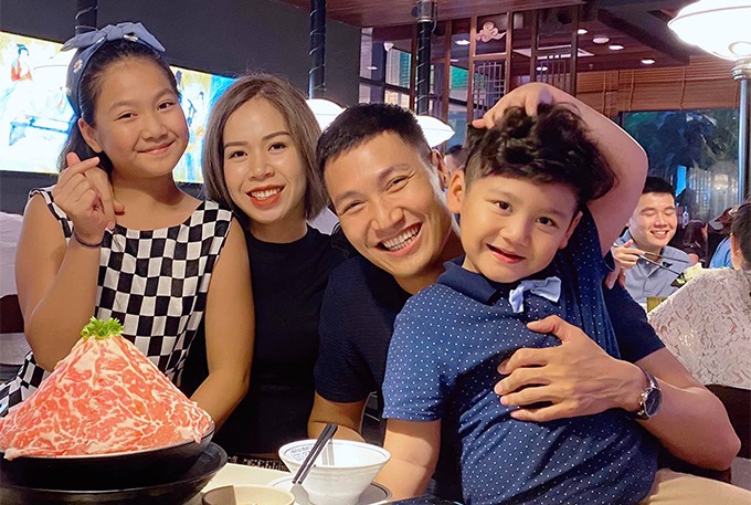 Vợ chồng Mạnh Trường cách đây không lâu đã chào đón con thứ ba. Ảnh: FBNV