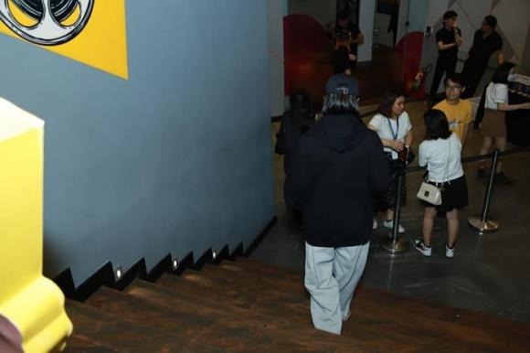 Diệu nhi ăn vận đơn giản, cổ vũ cho phim mới của chồng. Ảnh: Internet