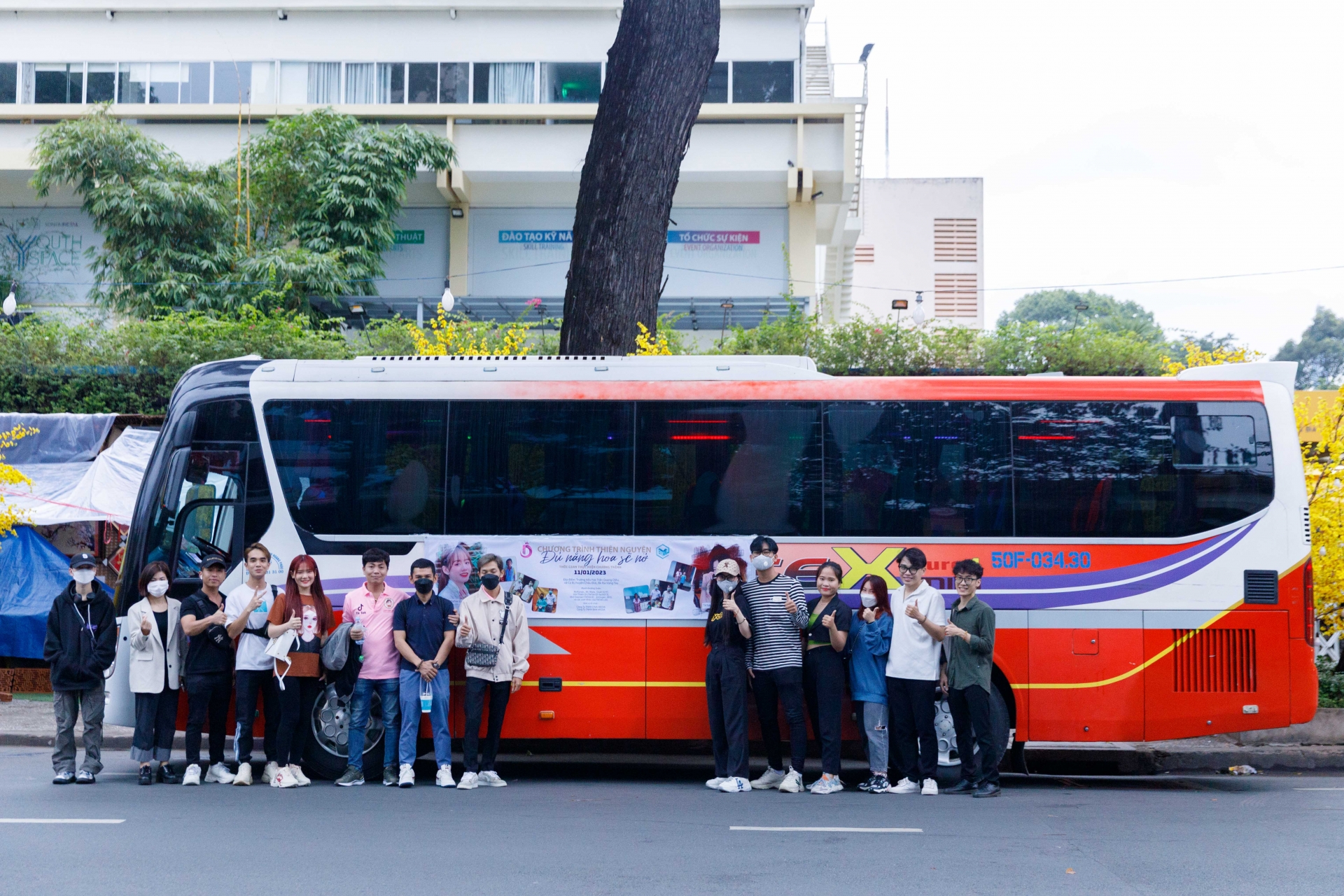 Chuyến xe “trao yêu thương và lòng nhân ái” với thông điệp “Đủ nắng hoa sẽ nở”