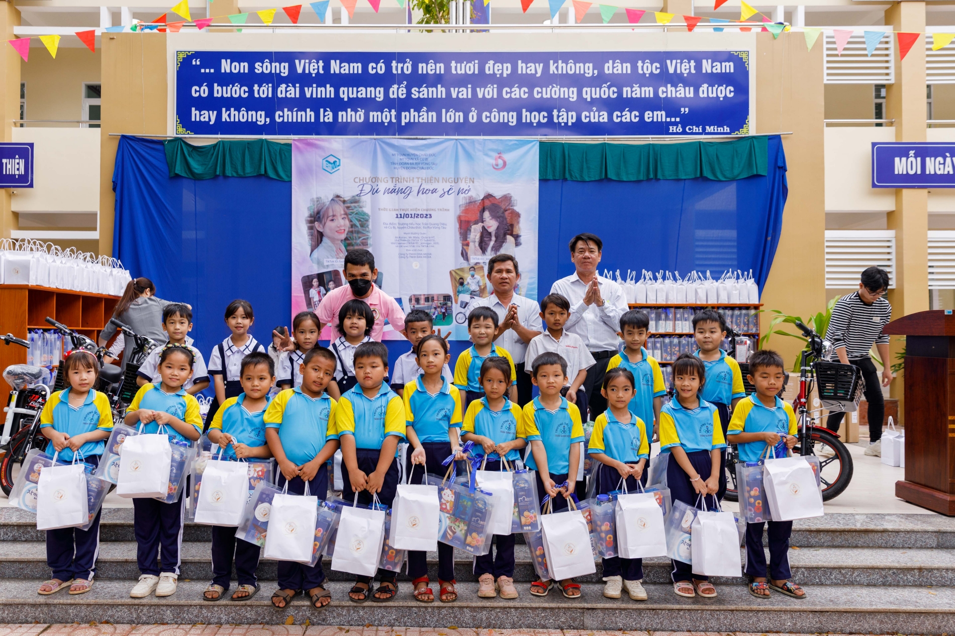 'Đủ nắng hoa sẽ nở' lan tỏa yêu thương cùng quản lý và idol TikTok Live - Ảnh 1 'Đủ nắng hoa sẽ nở' lan tỏa yêu thương cùng quản lý và idol TikTok Live - Ảnh 1