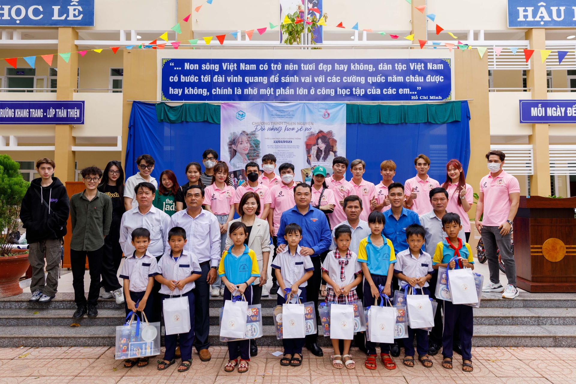 'Đủ nắng hoa sẽ nở' lan tỏa yêu thương cùng quản lý và idol TikTok Live - Ảnh 4 'Đủ nắng hoa sẽ nở' lan tỏa yêu thương cùng quản lý và idol TikTok Live - Ảnh 4