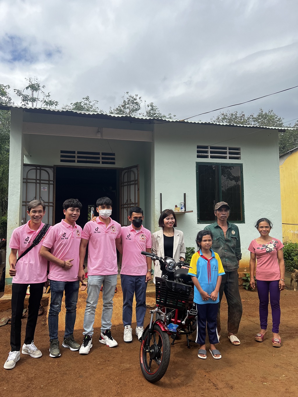 'Đủ nắng hoa sẽ nở' lan tỏa yêu thương cùng quản lý và idol TikTok Live - Ảnh 3 'Đủ nắng hoa sẽ nở' lan tỏa yêu thương cùng quản lý và idol TikTok Live - Ảnh 3