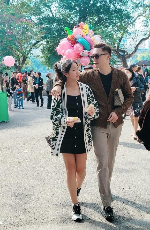 Mạnh Trường và con gái lớn. Ảnh: FBNV Mạnh Trường và con gái lớn. Ảnh: FBNV
