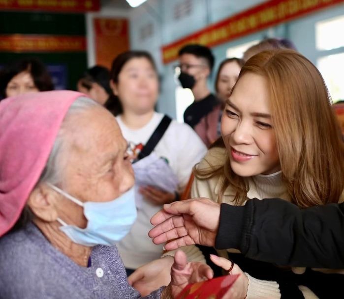 Mỹ Tâm chăm chỉ từ thiện trong suốt 1 năm qua. Ảnh: FBNV Mỹ Tâm chăm chỉ từ thiện trong suốt 1 năm qua. Ảnh: FBNV