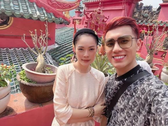 Dương Cẩm Lynh và đàn em du xuân đầu năm. Ảnh: FBNV Dương Cẩm Lynh và đàn em du xuân đầu năm. Ảnh: FBNV