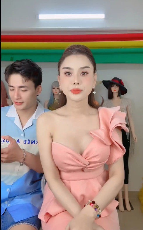 Lâm Khánh Chi livestream bán hàng. Ảnh: Internet