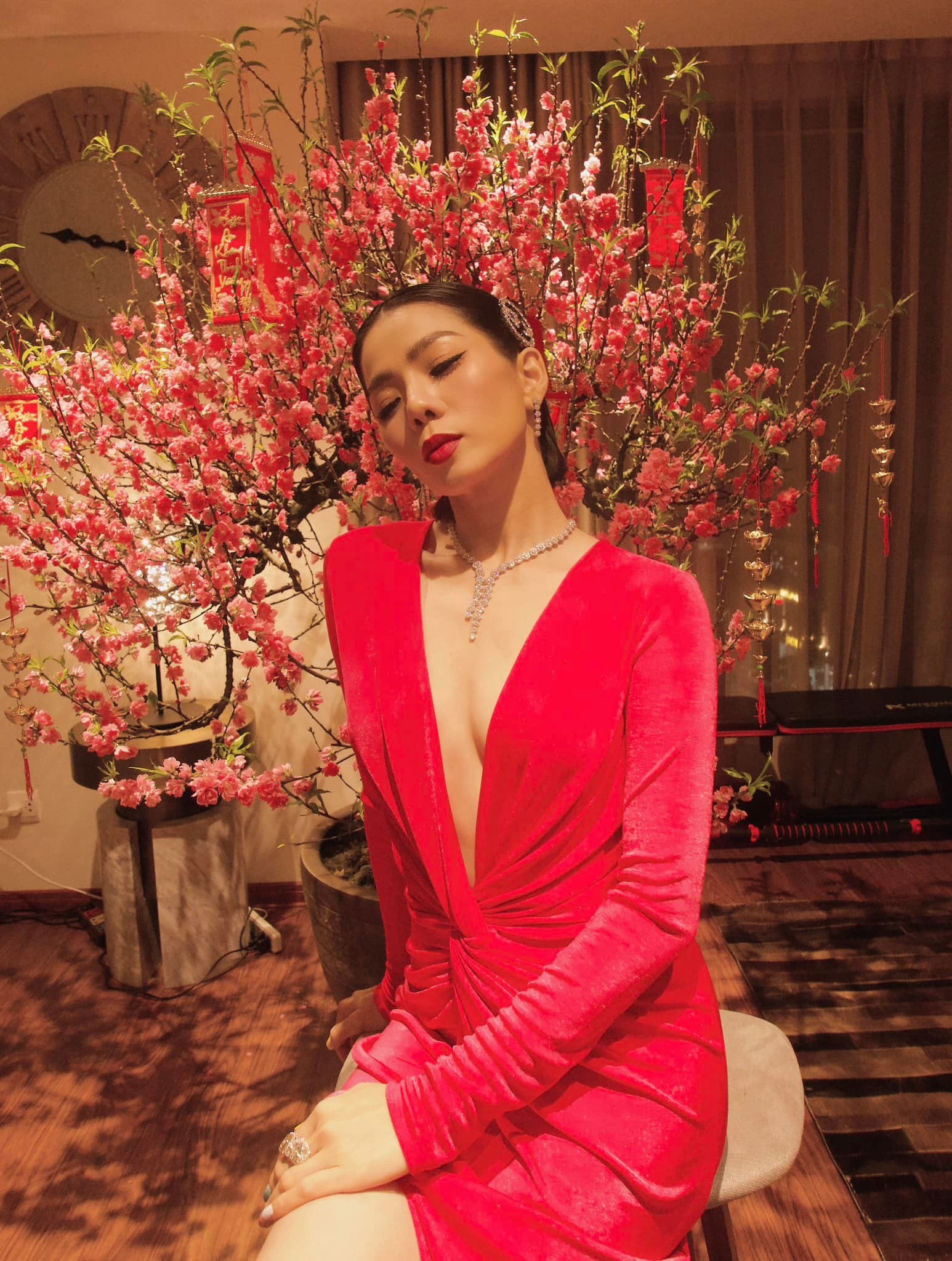 Đăng ảnh xinh đẹp, Lệ Quyên bất ngờ bị chỉ trích: 'Sân si' - Ảnh 1