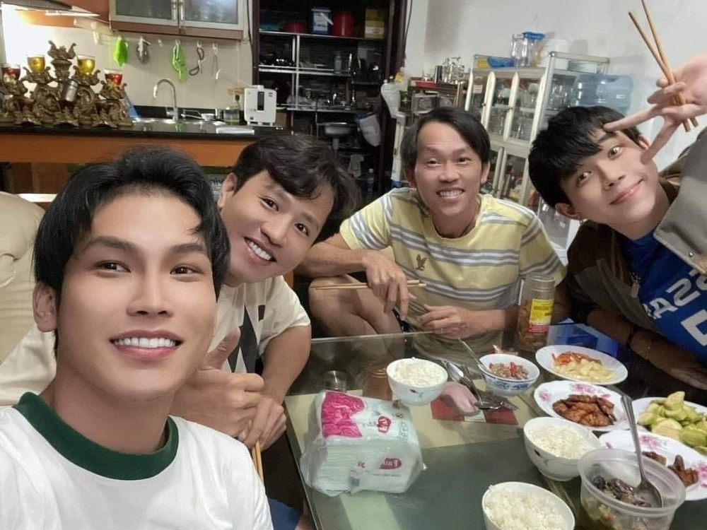 Hoài Linh hiện diện bên đàn em với bữa cơm đạm bạc. Ảnh: FB