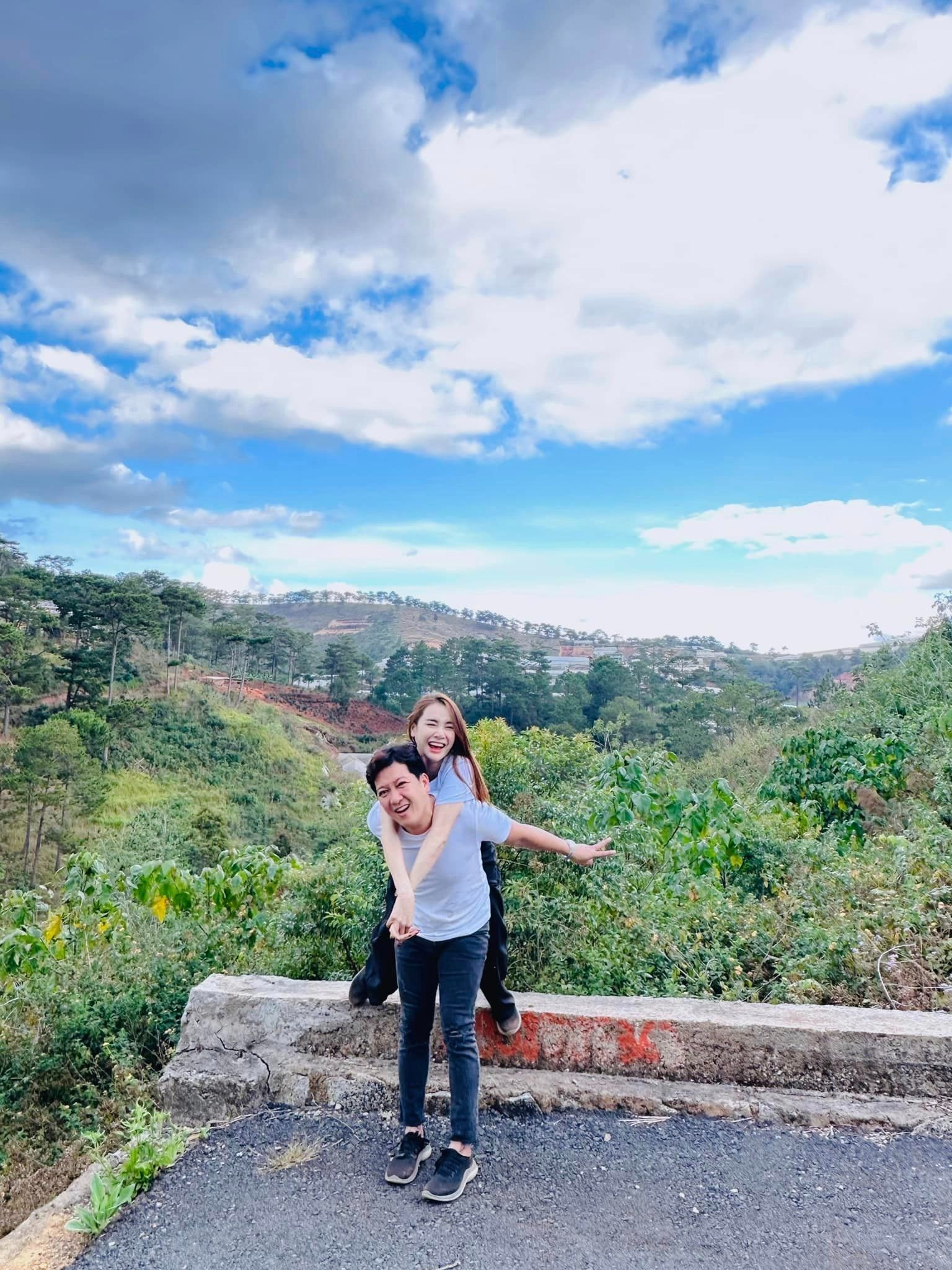 Khoảnh khắc đáng yêu của vợ chồng Trường Giang và Nhã Phương. Ảnh: FBNV