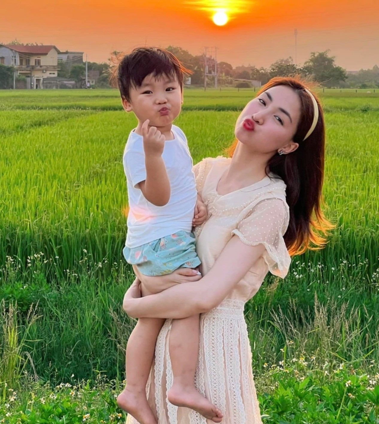 Hòa Minzy đang có cuộc sống bình yên bên bé Bo sau nhiều biến cố. Ảnh: FBNV