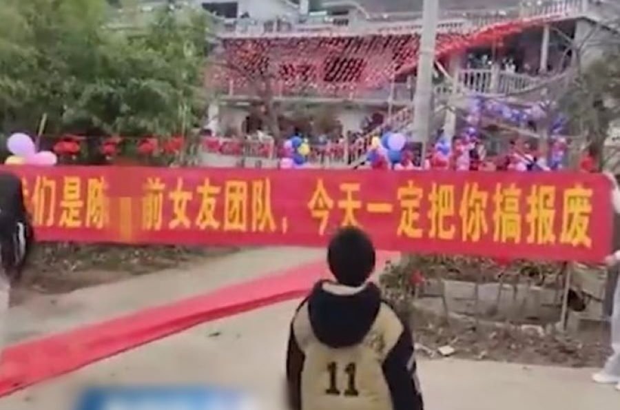 Dàn bạn gái cũ đem băng rôn đi trả đũa chú rể bạc tình ngay trong đám cưới.