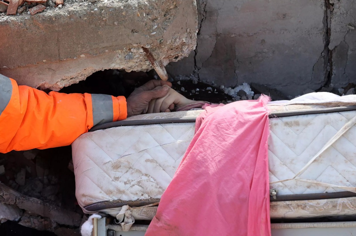 Khi phóng viên AFP giơ máy ảnh chụp hình, thay vì xua đuổi, người cha đã gọi phóng viên lại gần và yêu cầu chụp ảnh con gái mình. Ảnh: Adem Altan/AFP