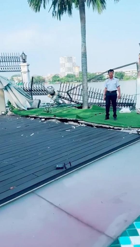 Khung cảnh tan hoang trước cổng biệt thự của Vũ Khắc Tiệp. Ảnh: chụp màn hình Khung cảnh tan hoang trước cổng biệt thự của Vũ Khắc Tiệp. Ảnh: chụp màn hình
