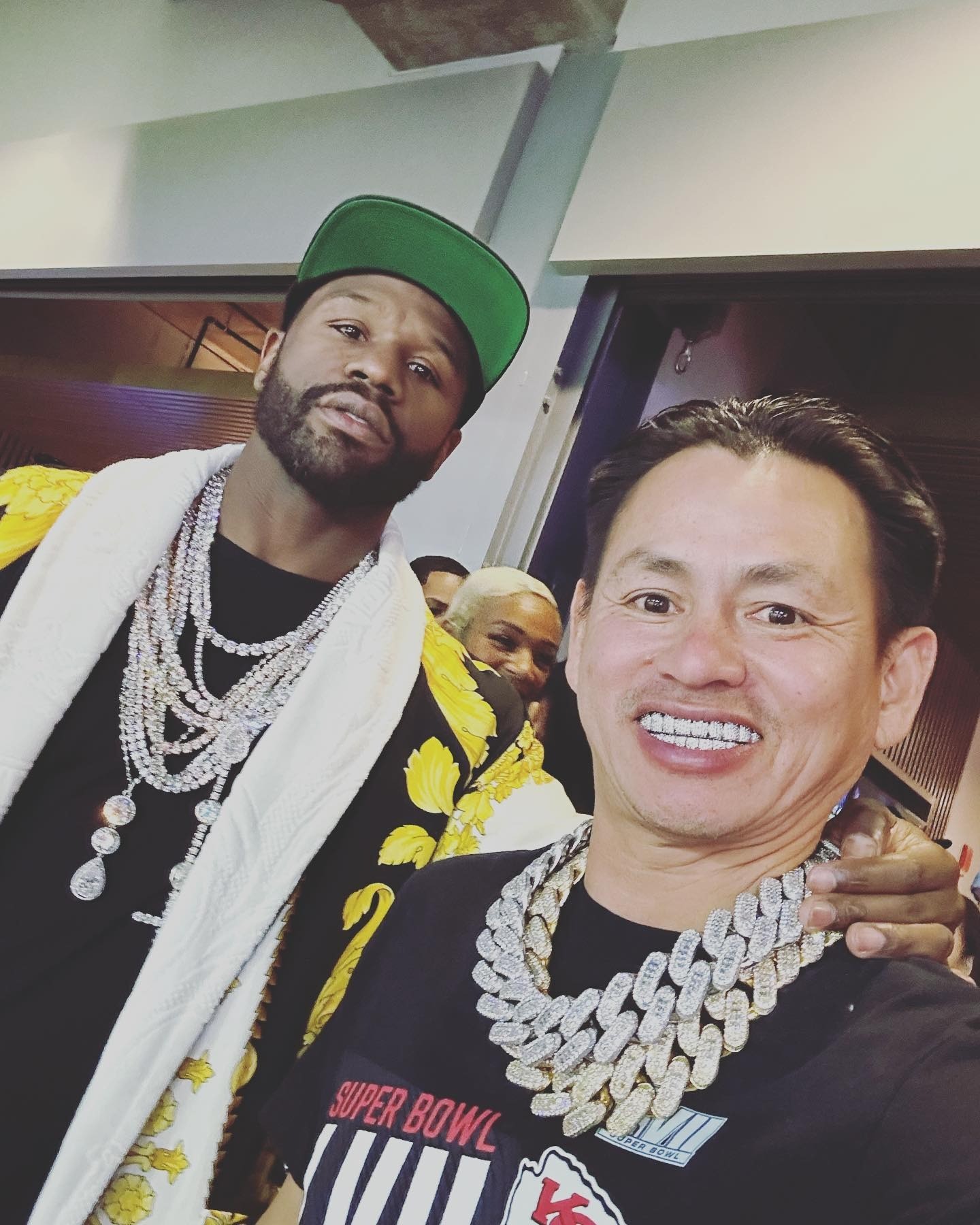 Johnny Đặng tiếp tục có hợp đồng với người nổi tiếng. Ảnh: FBNV