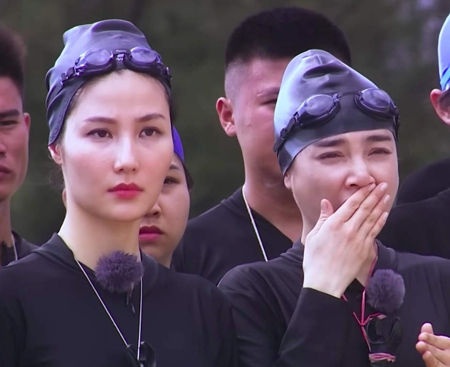 Nhã Phương ngáp khi cả đội đang tập trung. Ảnh: Chụp màn hình