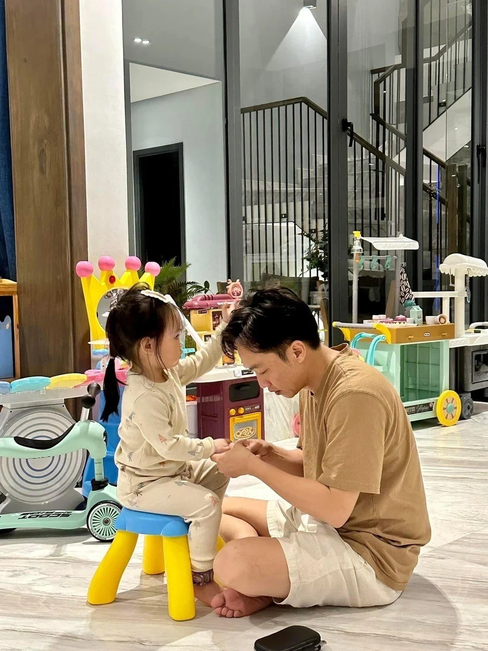 Cường Đôla chăm sóc cho con gái nhỏ. Ảnh: FBNV