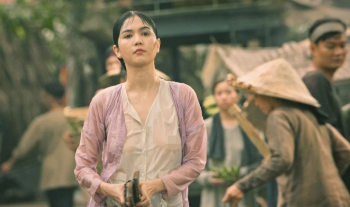 Ngọc Trinh với hình ảnh gây tranh cãi trong Chị chị em em 2. Ảnh : Internet