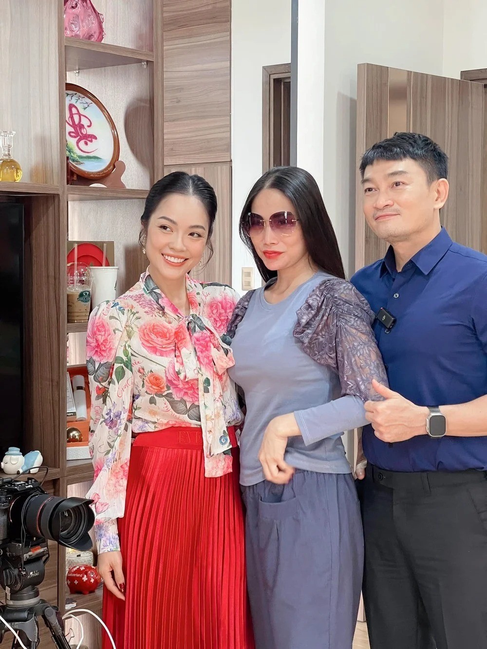 Dương Cẩm Lynh vui mừng khi được hội ngộ cùng đồng nghiệp (Ảnh: FBNV)