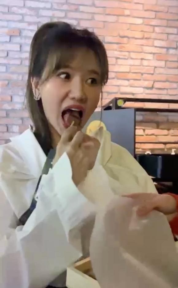 Hari Won mừng quýnh khi nhận quà Valentine từ người đàn ông không phải Trấn Thành - Ảnh 2 Hari Won mừng quýnh khi nhận quà Valentine từ người đàn ông không phải Trấn Thành - Ảnh 2
