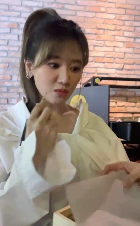 Hari Won thưởng thức món quà một cách ngon lành. Ảnh: Chụp màn hình Hari Won thưởng thức món quà một cách ngon lành. Ảnh: Chụp màn hình
