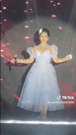 Video: Lương Bích Hữu hát live như nuốt đĩa, sắc vóc gây chú ý - Ảnh 1 Video: Lương Bích Hữu hát live như nuốt đĩa, sắc vóc gây chú ý - Ảnh 1