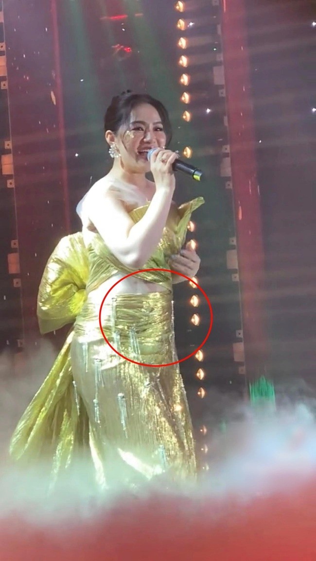Video: Lương Bích Hữu hát live như nuốt đĩa, sắc vóc gây chú ý - Ảnh 2 Video: Lương Bích Hữu hát live như nuốt đĩa, sắc vóc gây chú ý - Ảnh 2