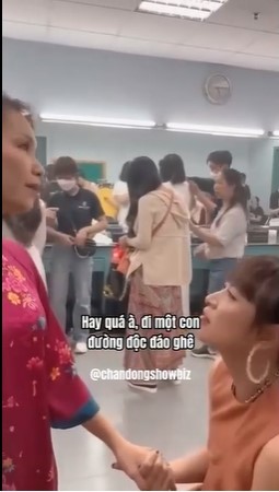 Hoàng Thùy Linh gây chú ý với hành động dành cho Cẩm Ly. Ảnh: Chụp màn hình