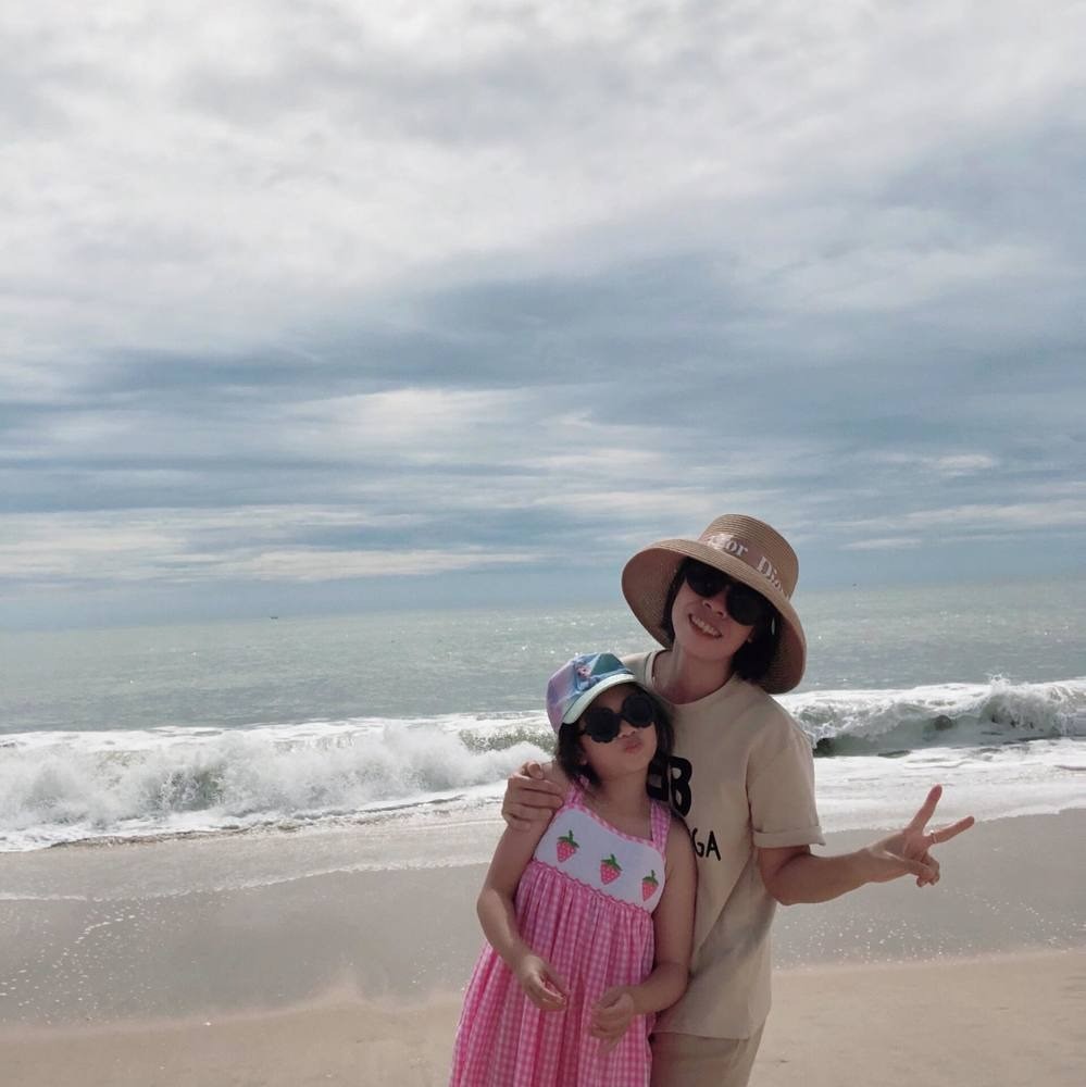 Lavie thường xuyên được bảo mẫu đưa đi chơi. Ảnh: FBNV