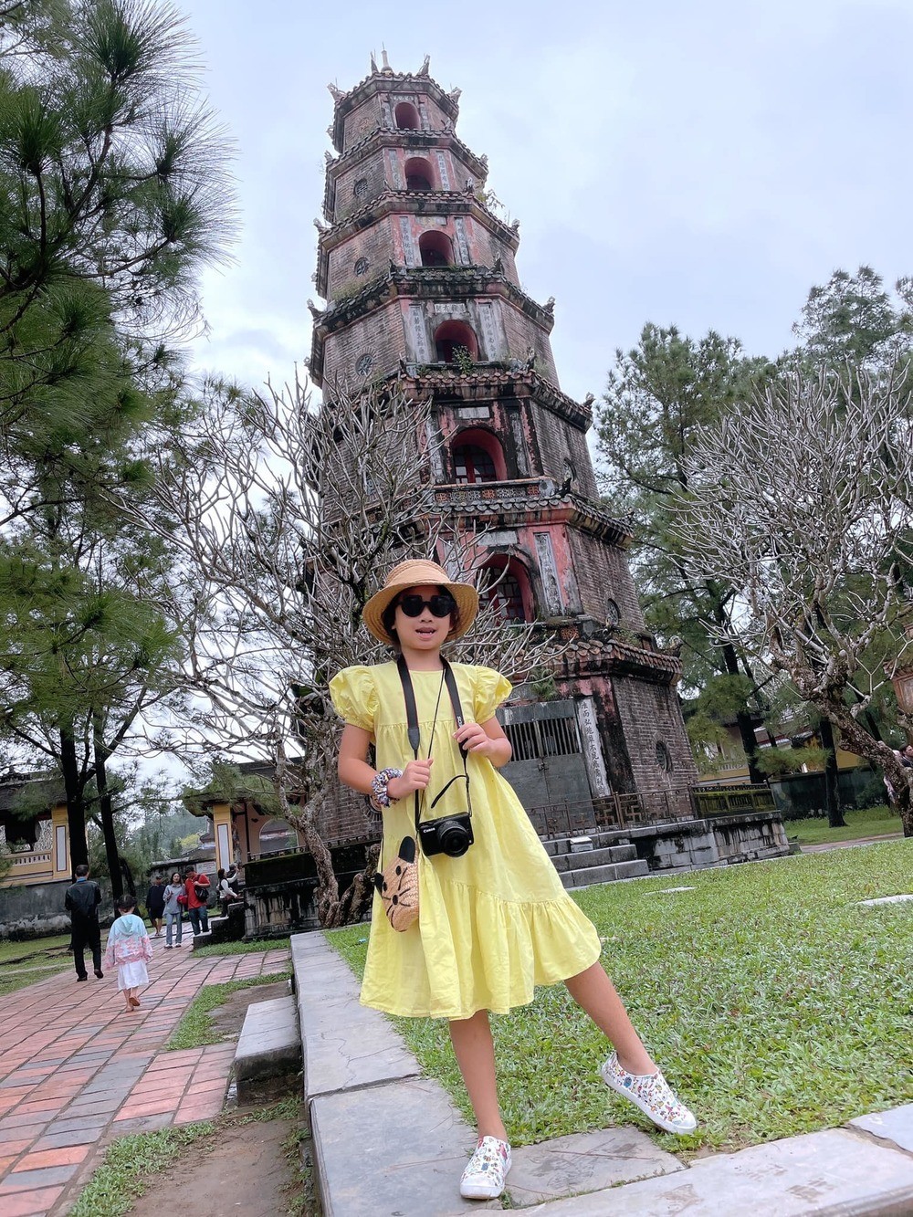 Bé Lavie vừa có chuyến du lịch với bảo mẫu. Ảnh: FBNV