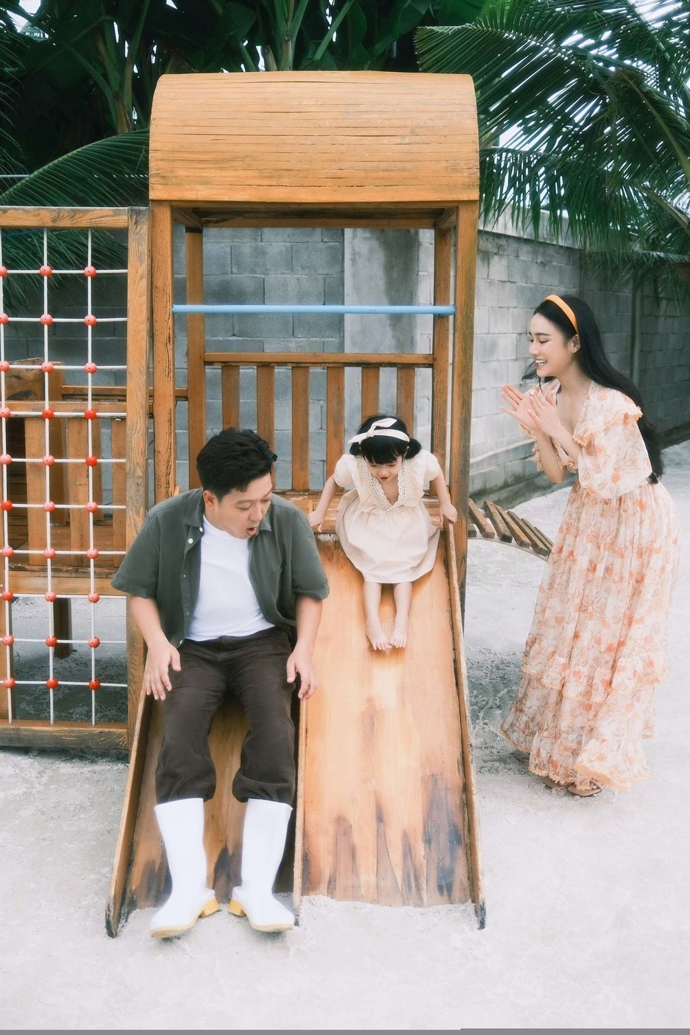 Trường Giang và Nhã Phương hạn chế đưa hình cận mặt con lên MXH. Ảnh: Internet