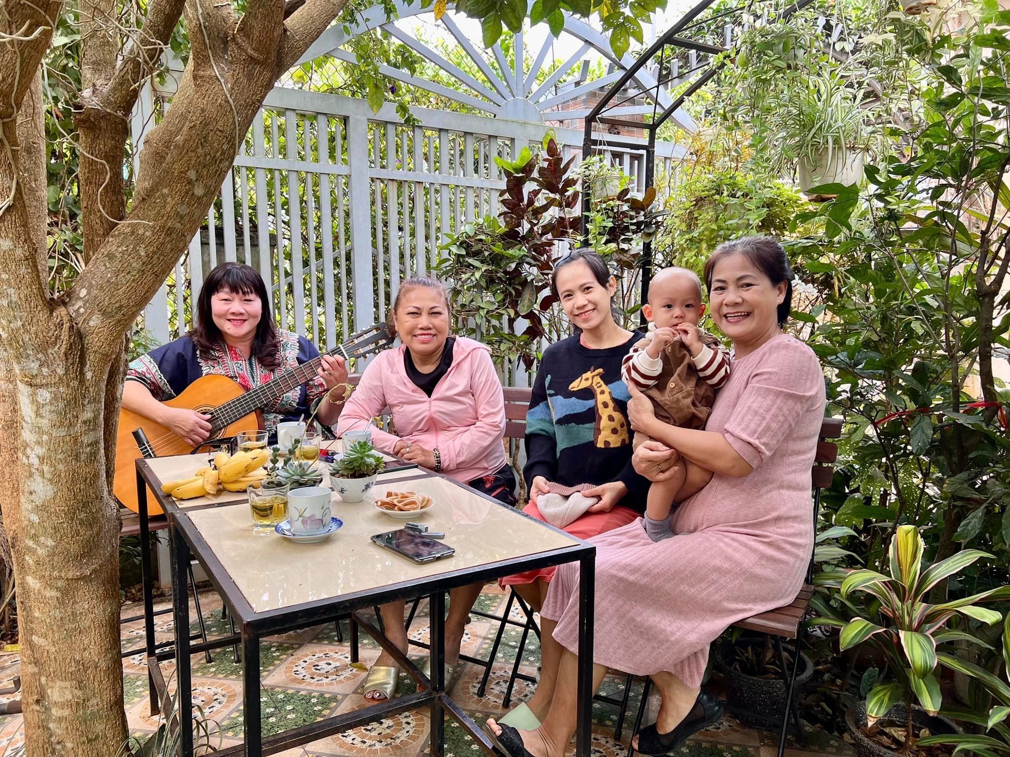 Siu Black gặp gỡ bạn bè. Ảnh: FBNV