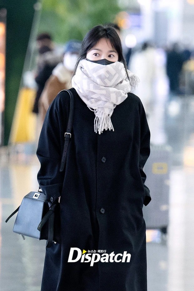 Song Hye Kyo để lộ tín hiệu đáng mừng sau khi Song Joong Ki công khai tình tứ bên vợ Tây - Ảnh 2 Song Hye Kyo để lộ tín hiệu đáng mừng sau khi Song Joong Ki công khai tình tứ bên vợ Tây - Ảnh 2