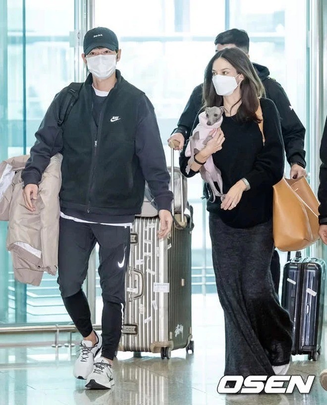 Song Hye Kyo để lộ tín hiệu đáng mừng sau khi Song Joong Ki công khai tình tứ bên vợ Tây - Ảnh 4 Song Hye Kyo để lộ tín hiệu đáng mừng sau khi Song Joong Ki công khai tình tứ bên vợ Tây - Ảnh 4