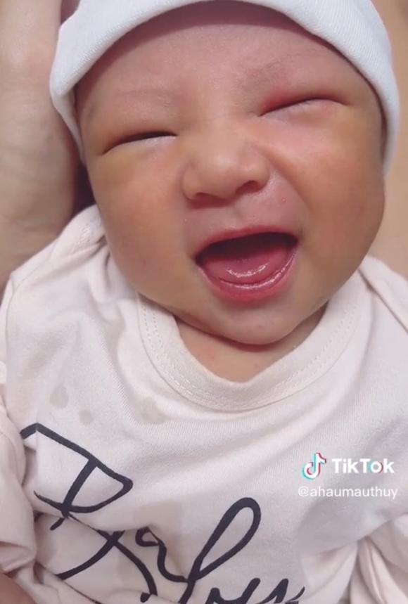 Mâu Thủy khoe diện mạo đáng yêu của quý tử đầu lòng - Ảnh 2 Mâu Thủy khoe diện mạo đáng yêu của quý tử đầu lòng - Ảnh 2