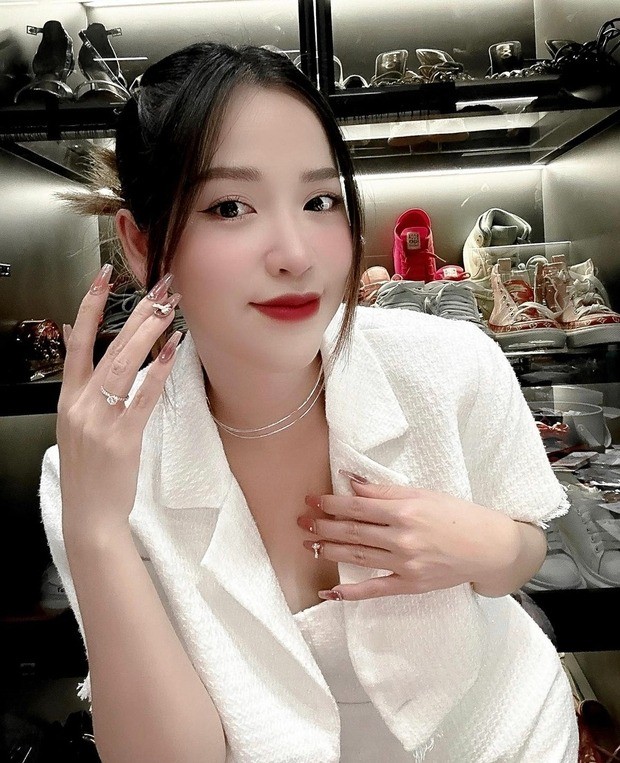 Puka gần đây thường xuyên hiện diện với phụ kiện ở ngón áp út. Ảnh: FBNV