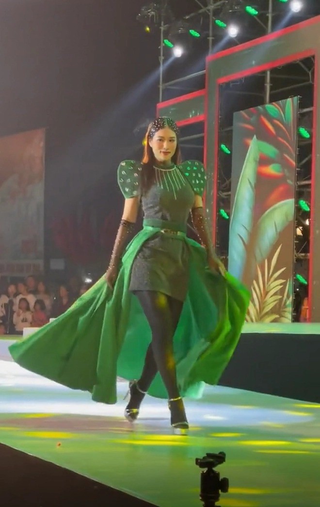 Hình ảnh Thiên Ân trên sàn catwalk. Ảnh: Internet