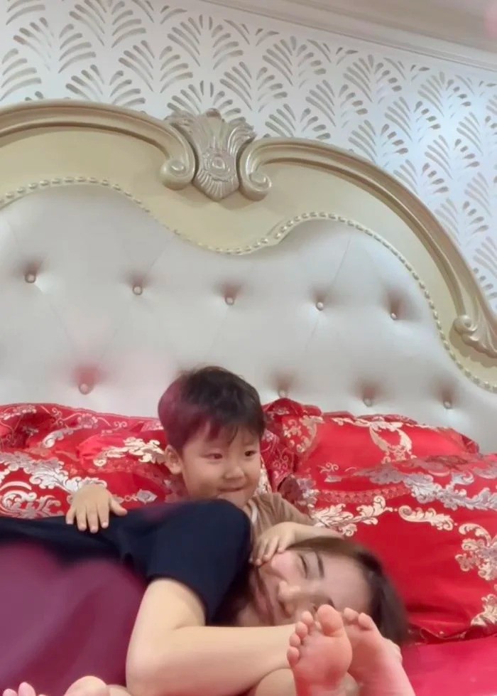 Video: Tan chảy trước khoảnh khắc bé Bo thể hiện tình cảm với mẹ Hòa Minzy - Ảnh 1